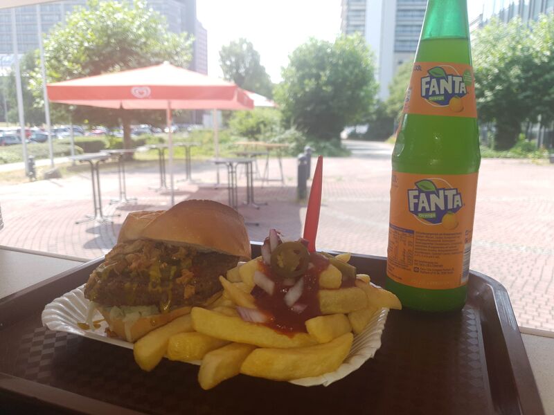 Spießbratenbrötchen mit Steakhousefries und Fanta