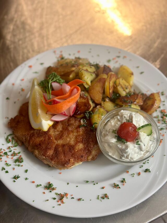 Cordon Bleu mit Bratkartoffeln dazu Tzatziki