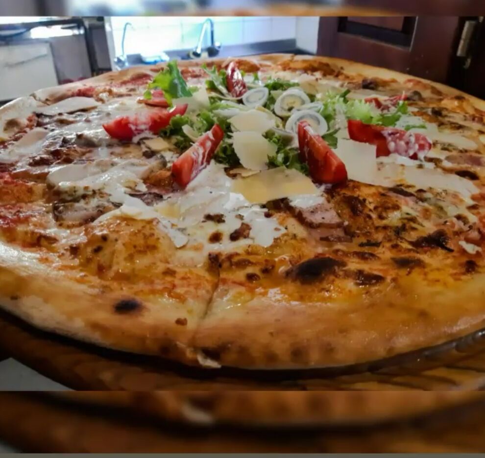 Піца Цезар - для любителів смачно поїсти.