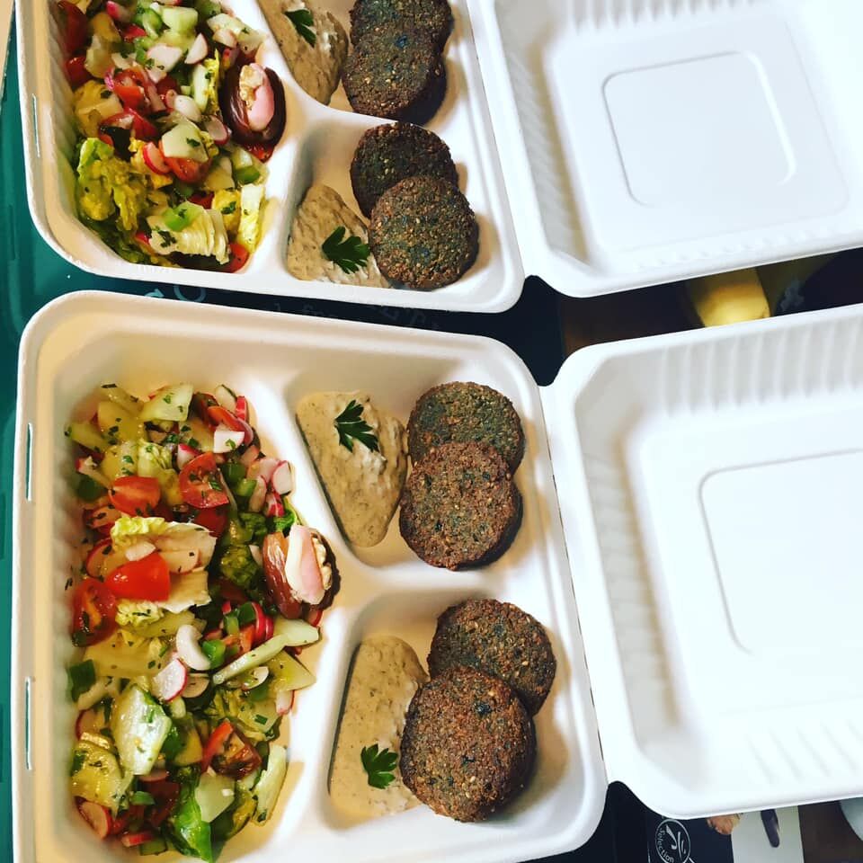 Plat falafels accompagné de sa salade libanaise à emporter ou en livraison