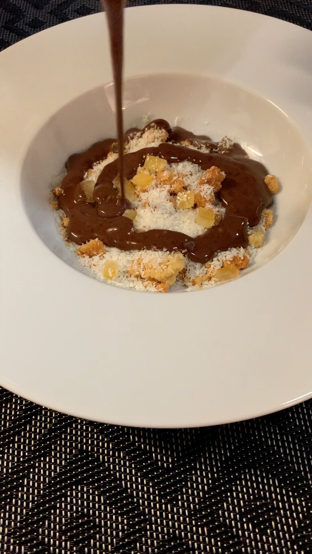 Le Crumble Noix de Coco, Pommes et Sauce Chocolat
