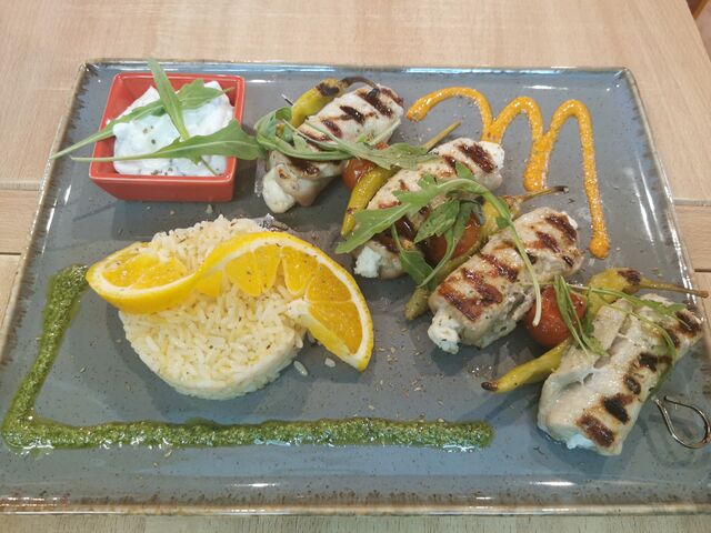 Souvlaki gemisto me Feta