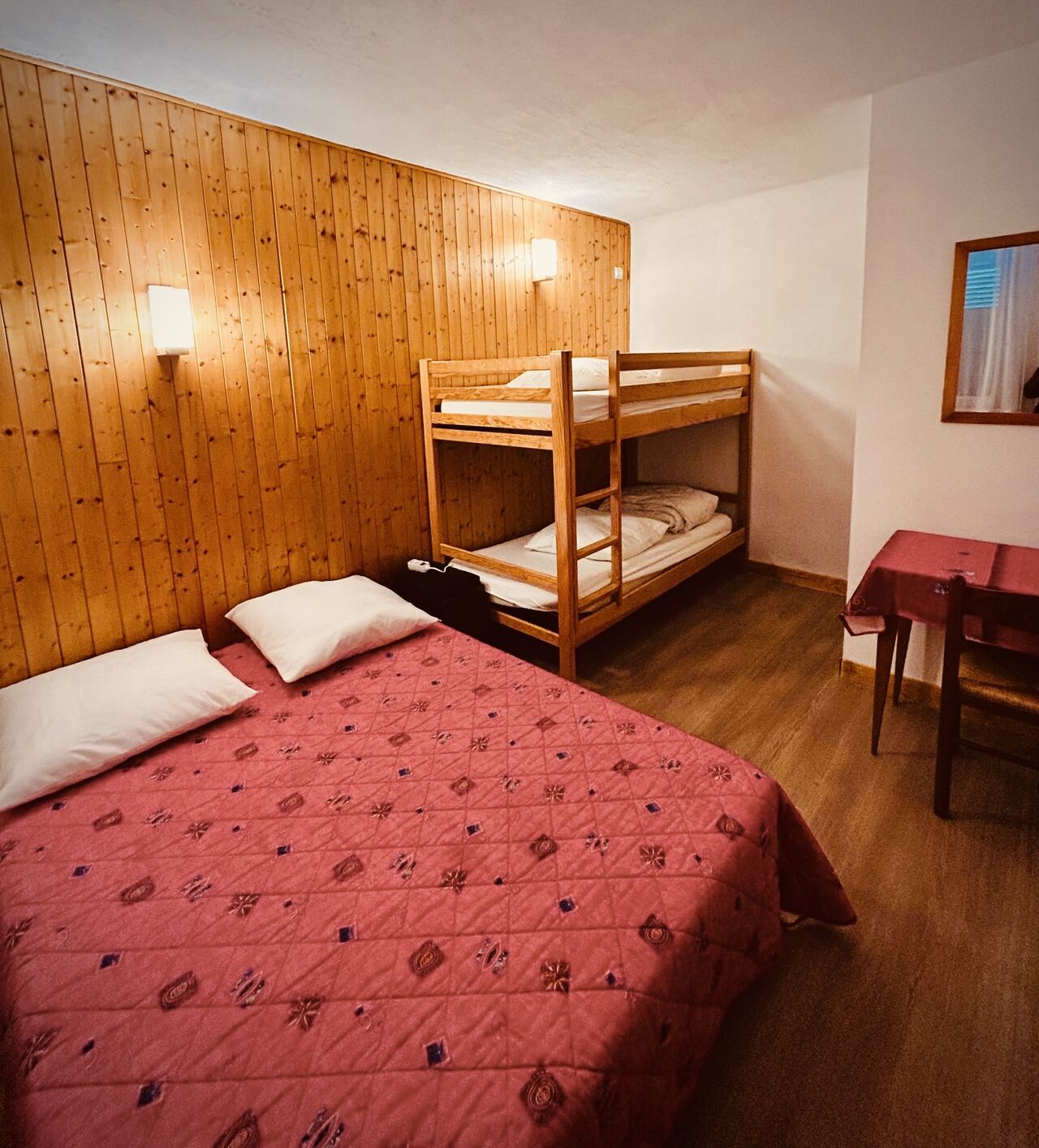 Chambre 4 pers un lit double deux lits simples superposés