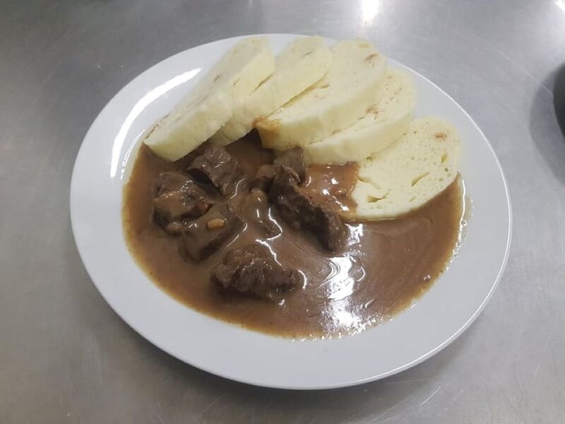 Hovězí kostky na slanině, houskový knedlík