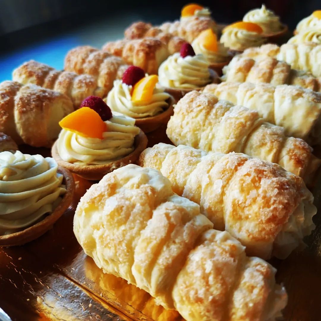 Tubes et cupcakes à la crème pudding