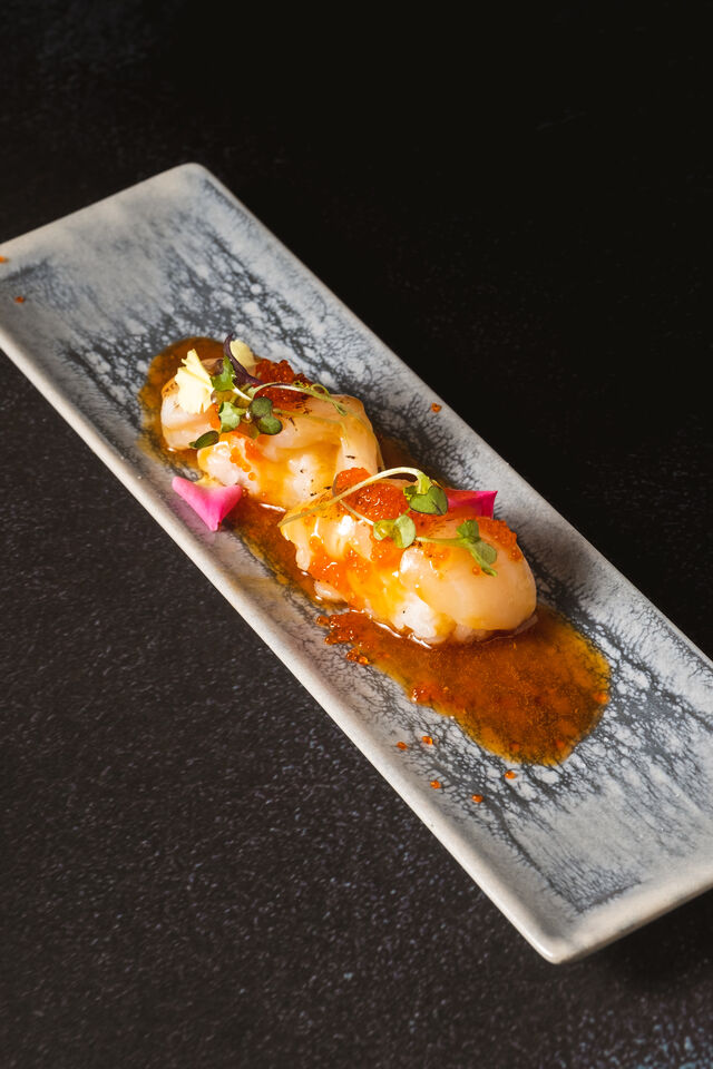 N. Vieira flameada con Tobiko naranja