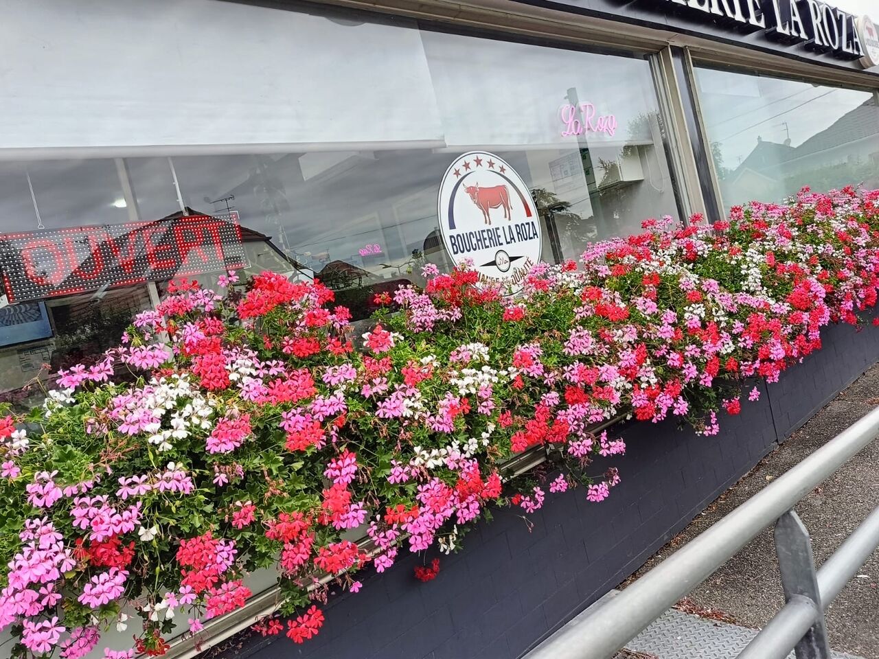 🌸 Façade colorée et accueillante