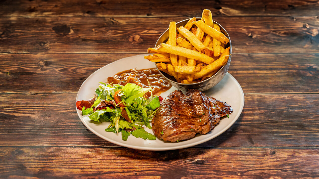 Bavette d'Aloyau, sauce échalotes, frites maison & salade