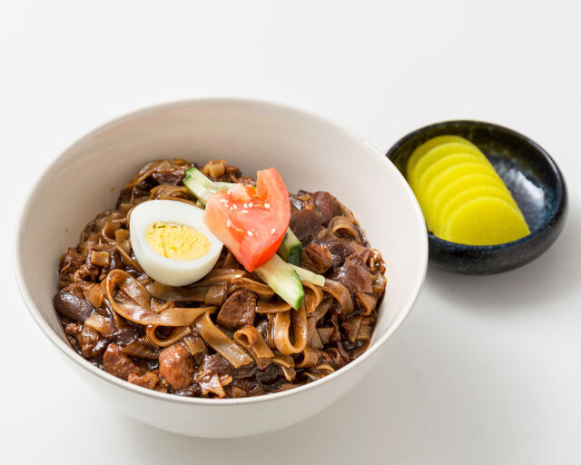 JIAJIA NOODLES, accompagné de radis jaunes