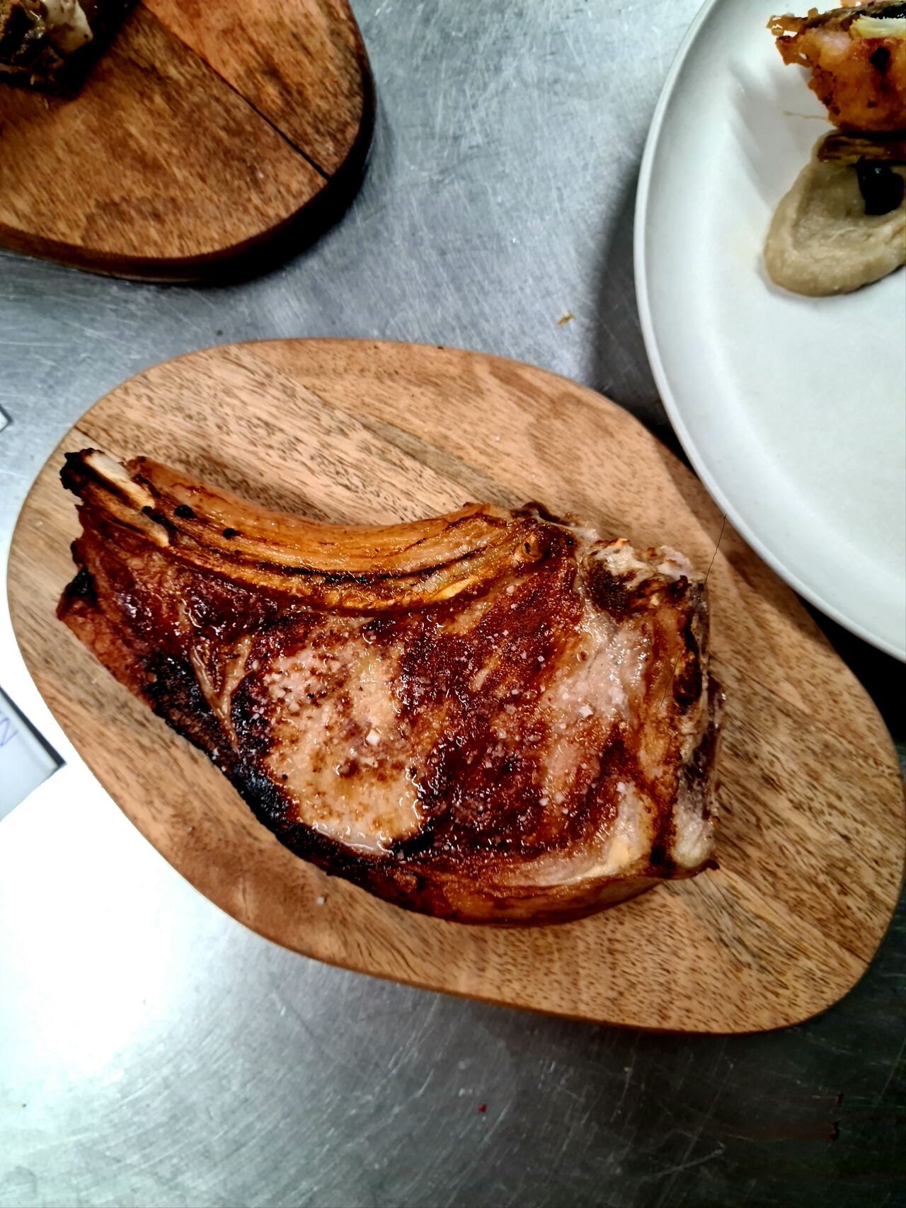 -LE VEAU
Double côte de veau (environ 400G), artichaut poivrade en beignet et olives noires