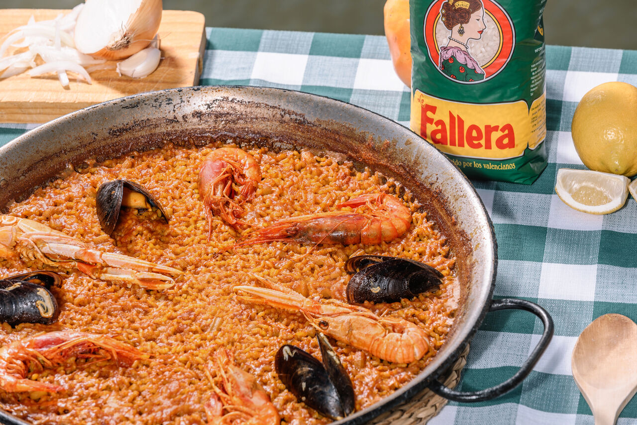 La paella de marisco o marinera, no puede faltar si estamos tan cerca del mar. Sin duda un plato emblemático y sobresaliente...