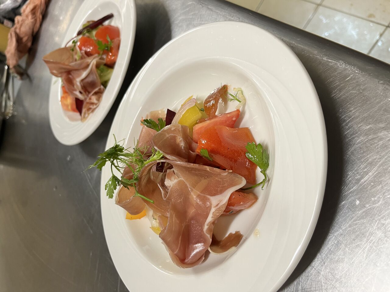 Entrée du jour, salade de Tomate et Jambon de pays
