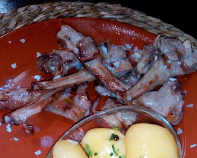 Chuletitas de cordero lechal a la brasa 