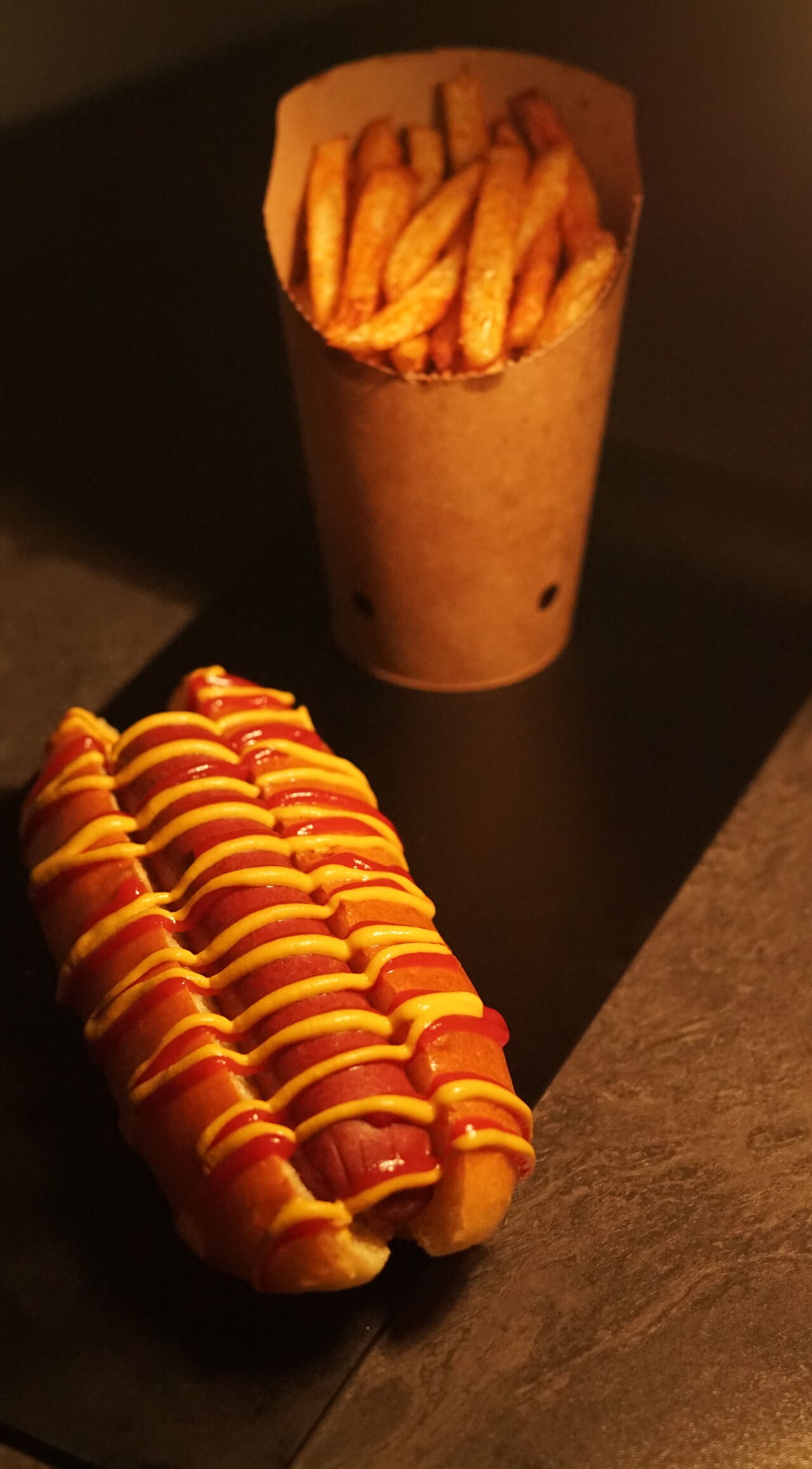 Le biggie, le grand frère du Manhattan avec une saucisse plus consistante avec le choix de la moutarde
* Saucisse pur boeuf 