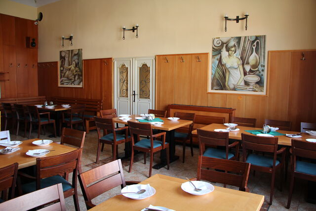 Jídelna restaurace Morava připravená pro polední strávníky