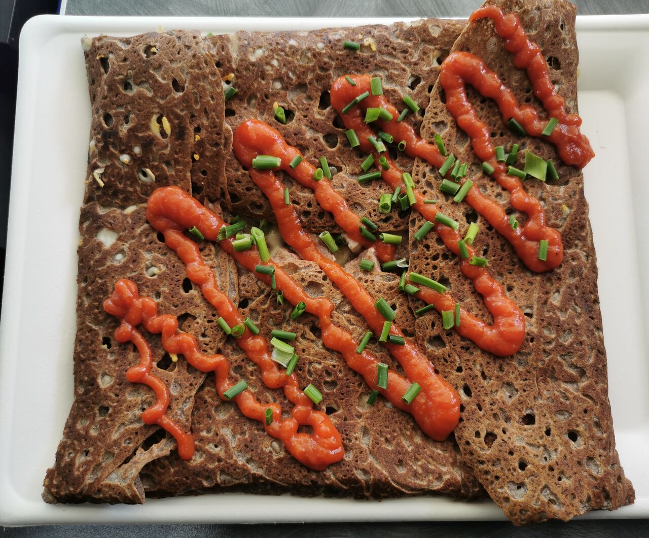 Galette saucisses, emmental, oignons, sauce tomate épices 