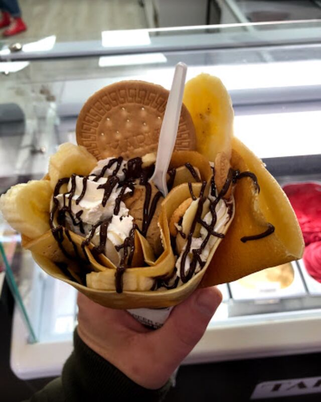 **ESPECIAL ICE TITAN CREPE*
NATA casera montada, salsa de NUTELLA, PLATANO fresco, mini GALLETA MARÍA, helado de DULCE DE LECHE.