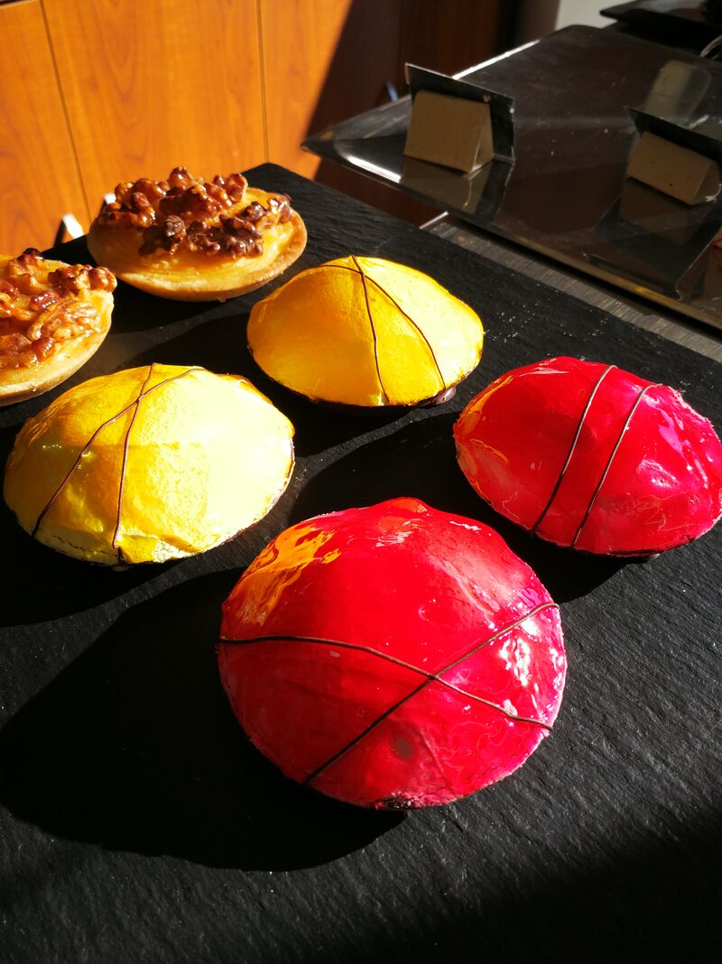 Capricho de Fresa.
Con una base de Pasta Brisa bañada en Chocolate.