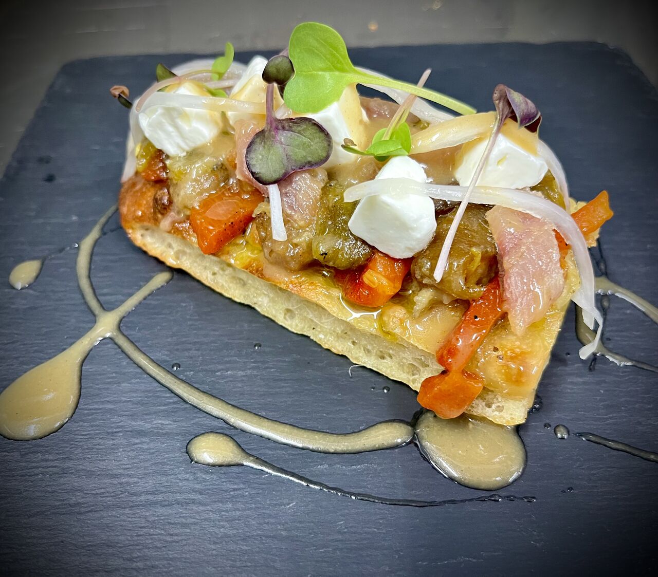 Focaccia amb escalivada i sardina fumada