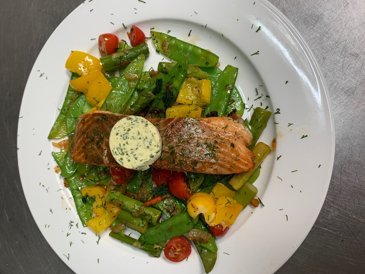 Lachs mit Erbsenschoten