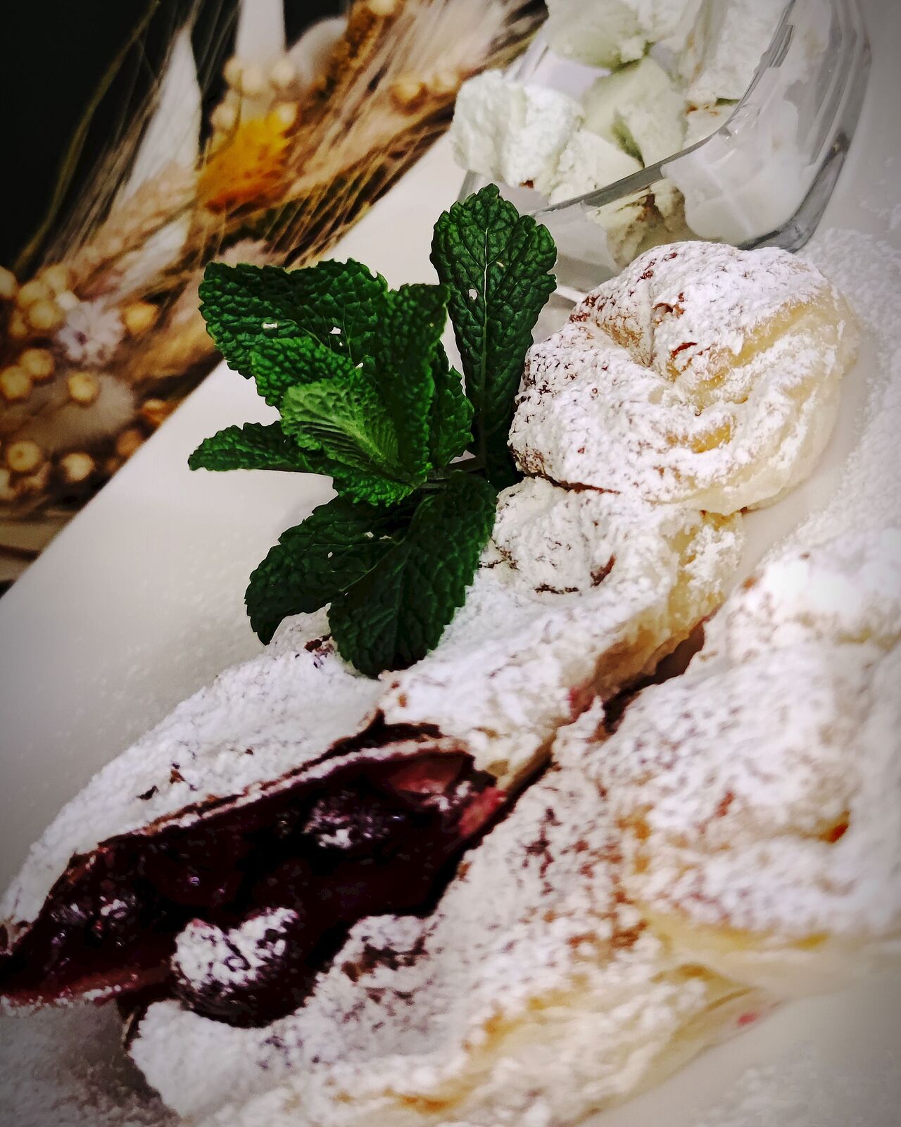 Струдель з вишнею та морозивом - хороший варіант смачного десерту або ситного сніданку.