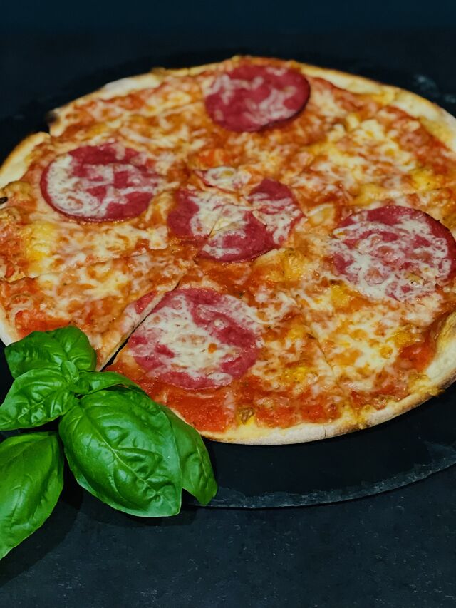 2. Salami
€7,90
Ø 32cm
(A D C 1 2 3)
Tomatensauce, Salami und Goudakäse