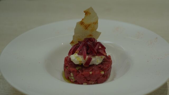 Tartare di manzo con sedano croccante, burrata e cipolle caramellate fatte in casa