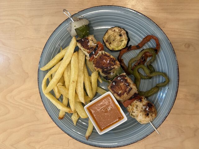 Brocheta de pollo con mojo picón.