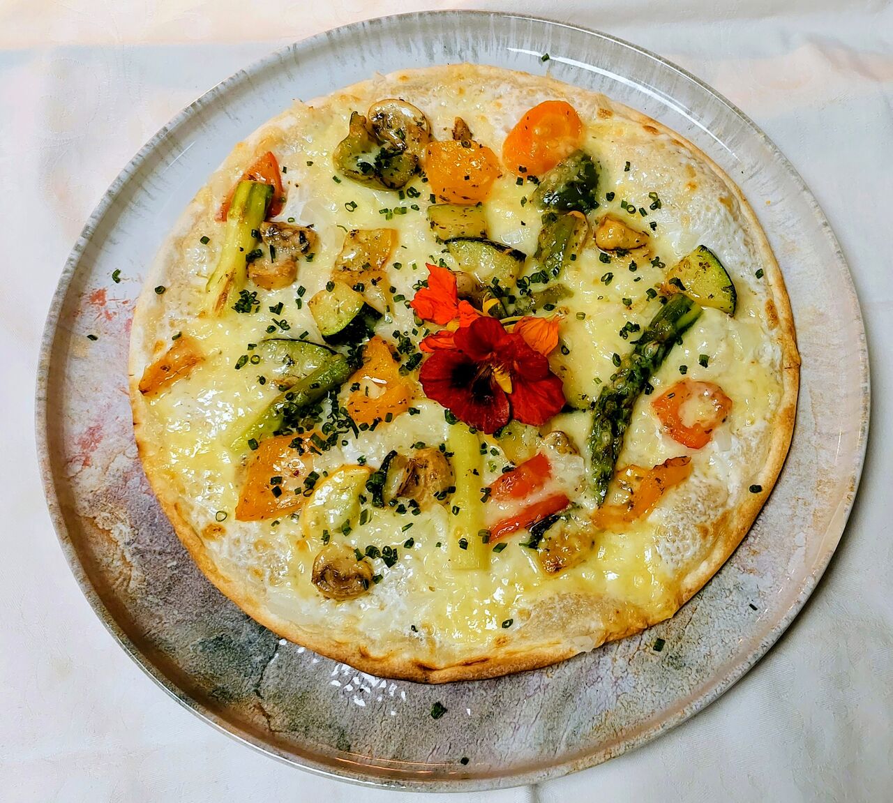 Vegetarischer Flammkuchen mit grünem Salat