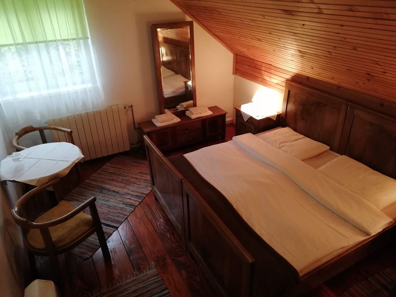 Soba sa starinskim namještajem