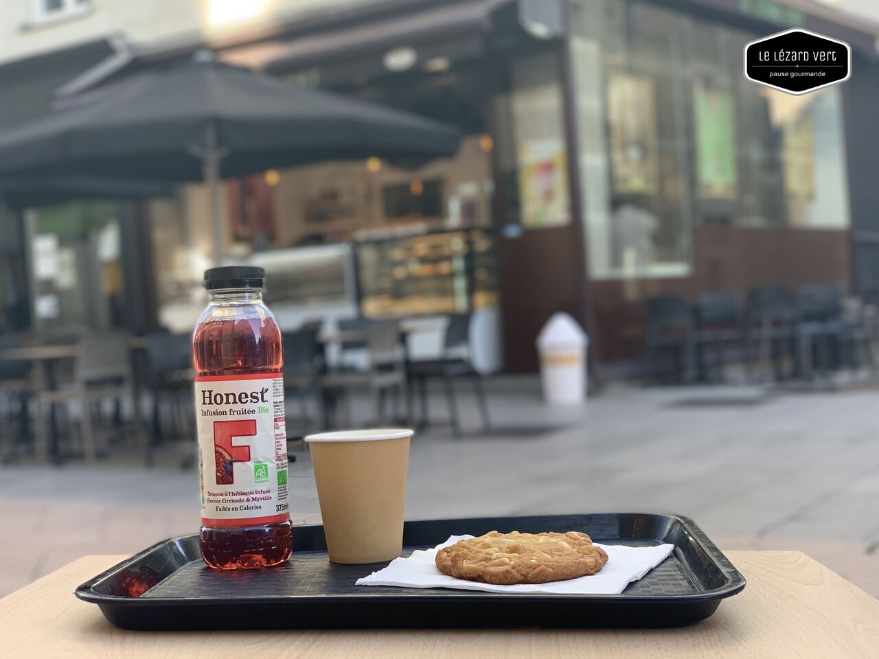 Profitez de notre terrasse sur la rue pietonne.