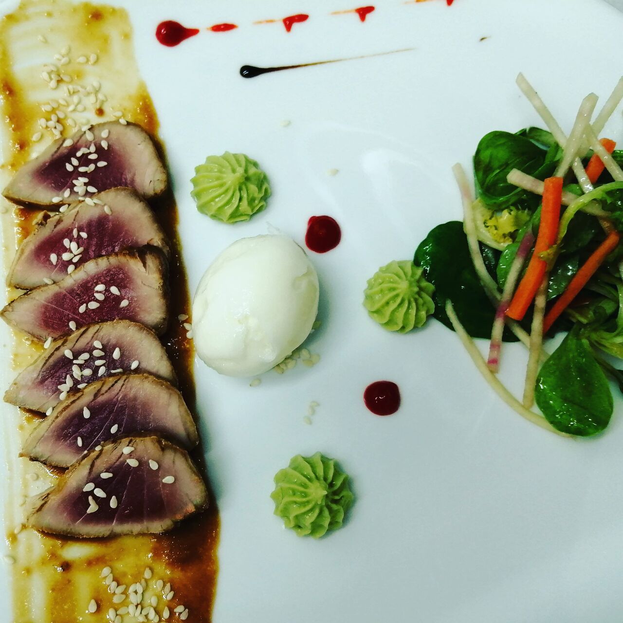Tataki de thon frais/ Glace Yuzu / Mousse d'Avocat