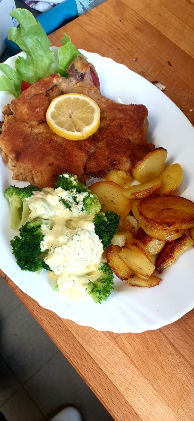 *** frisches Schweine-Kotelett mit Brokkoligemüse an Sauce Bernaise mit Bratkartoffeln ***
