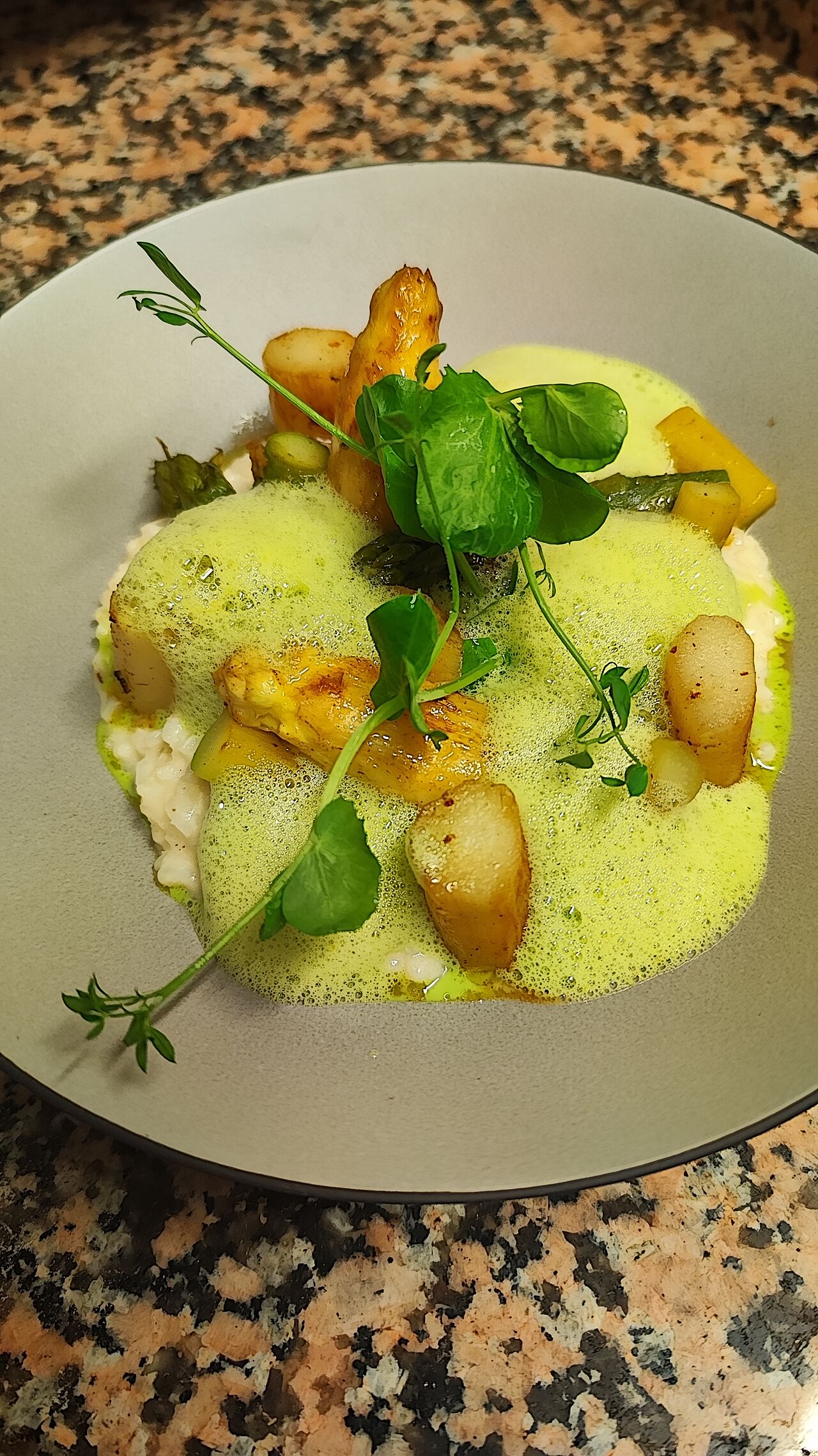 Risotto aux asperges d'alsace, émulsion à l'ail des ours