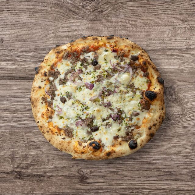 Caractère ▪ 14.50€ : tomate bio, fior di latte, viande hachée, gorgonzola, oignons rouges, crème, persillade, olives, origan