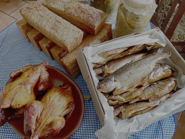 Wędliny, drób, ryby w Szynku wędzone i chleb na zakwasie w Szynku pieczony