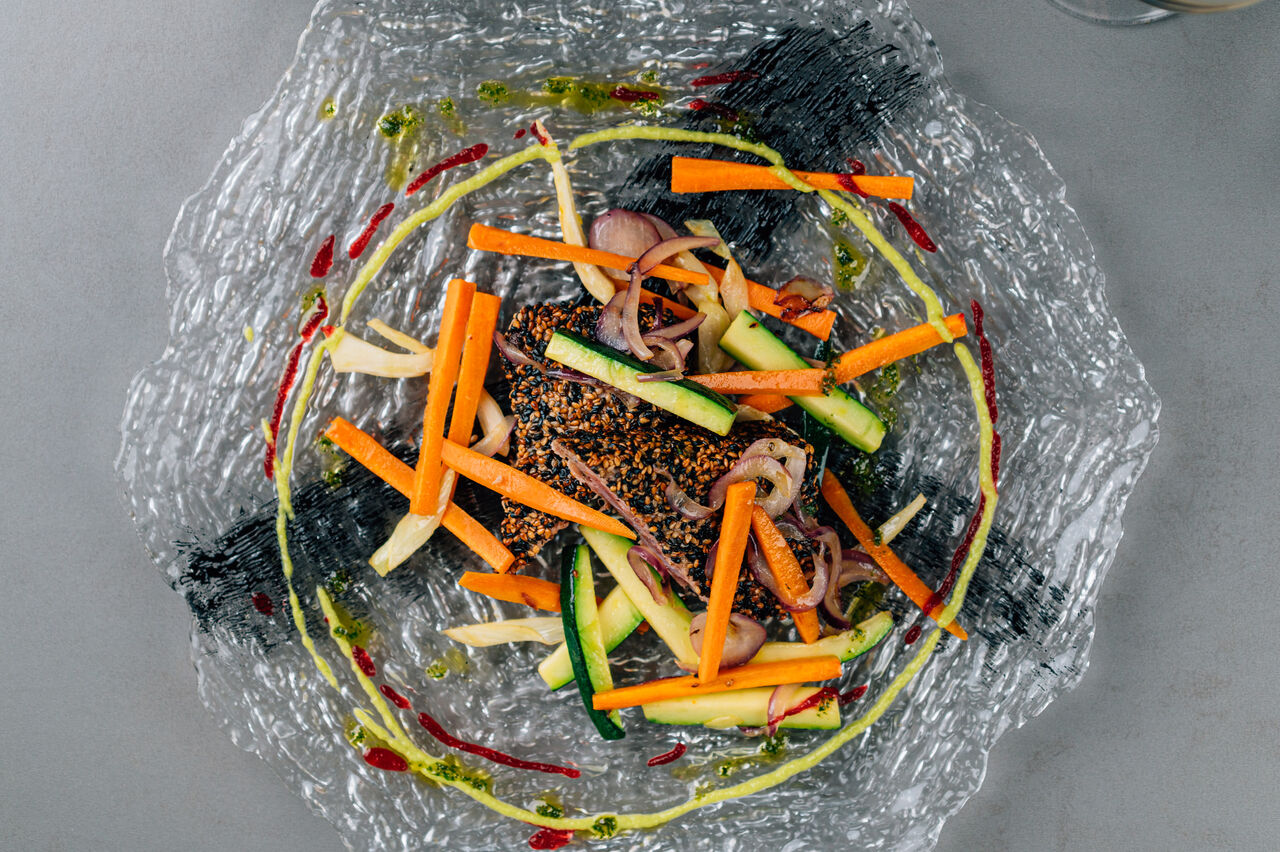 Tonno scottato al sesamo
servito con verdurine di stagione