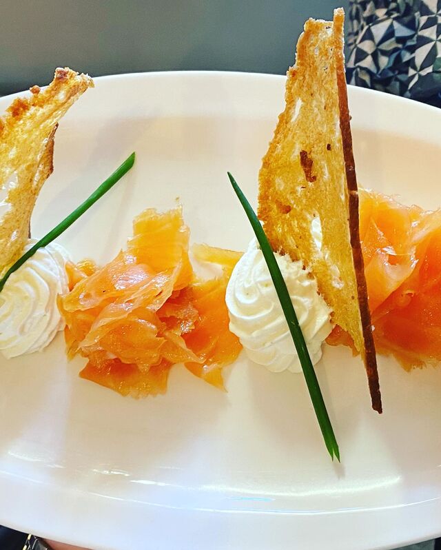 Le saumon fumé, crème montée citron vert, chips de pain 