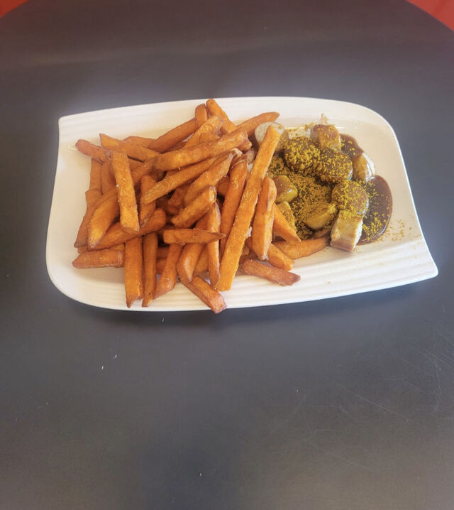 Süßkartoffelpommes & Currywurst 