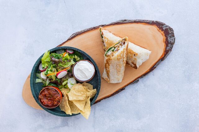 BURRITOS
Pšeničná tortilla s grilovaným kuřecim prsíčkem,špenatem s nachos a michaným salátem,pikantní salsou a smetanou