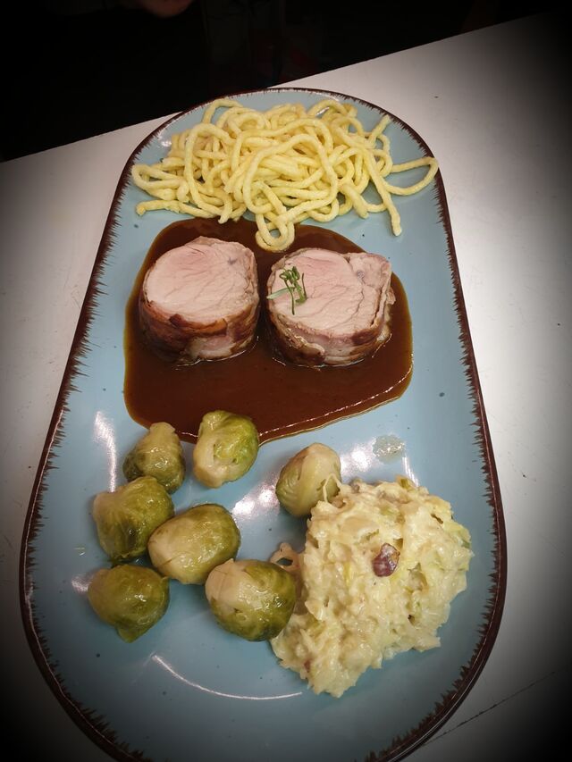 Schweinefilet im Speckmantel dazu Butterrosenkohl, Rahmwirsing und frische Butterspätzle