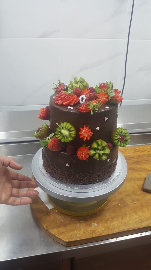 Gâteau 100% chocolat :
Mousse choco ; Biscuits choco ; Croustillant praliné choco recouvert d'une ganache chocolat.