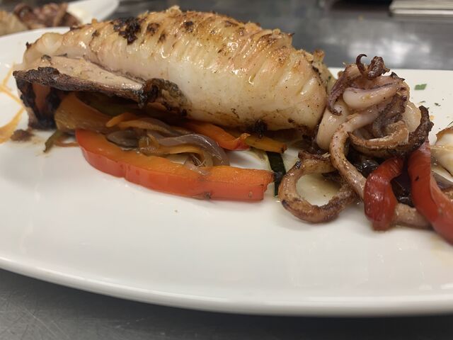 Un manjar de dioses, un jibión a la parrilla con verduritas al wok.