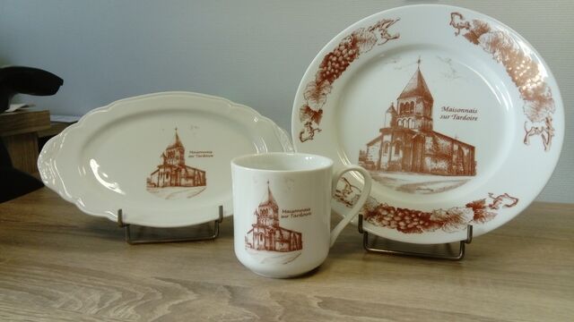 Idée cadeau de notre petit bourg avec sa belle église en fond 