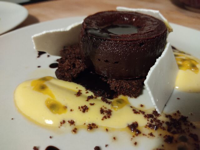 Dessert chocolat et textures fruit de la passion.