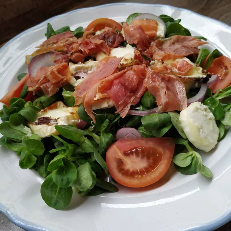 Ensalada de jamón y queso de cabra. 