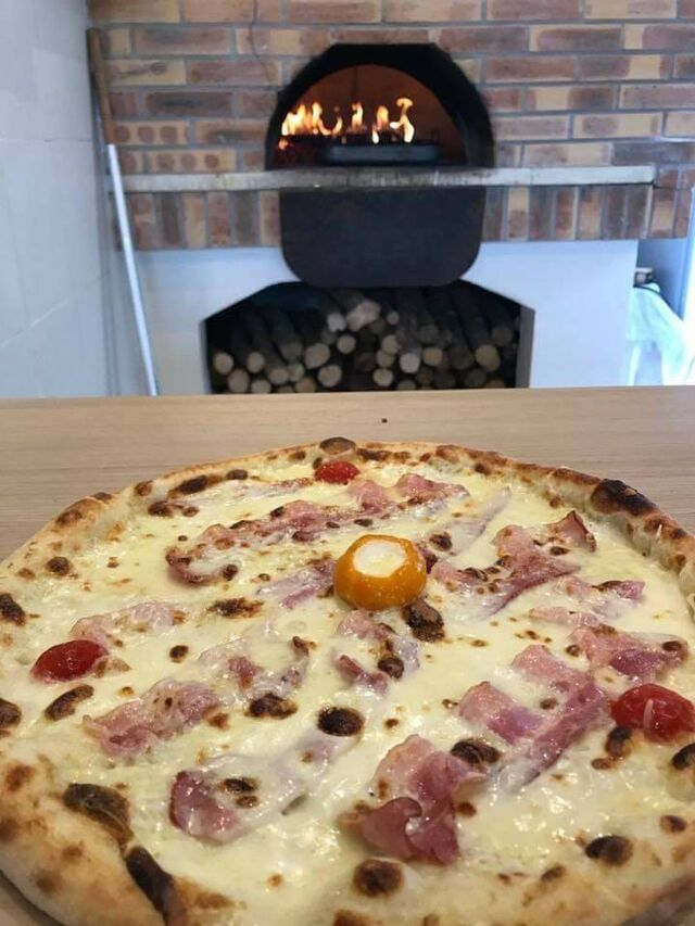 Pizzas cuites au feu de bois !
La pizza artisanale Florio est préparée selon la tradition familiale.
