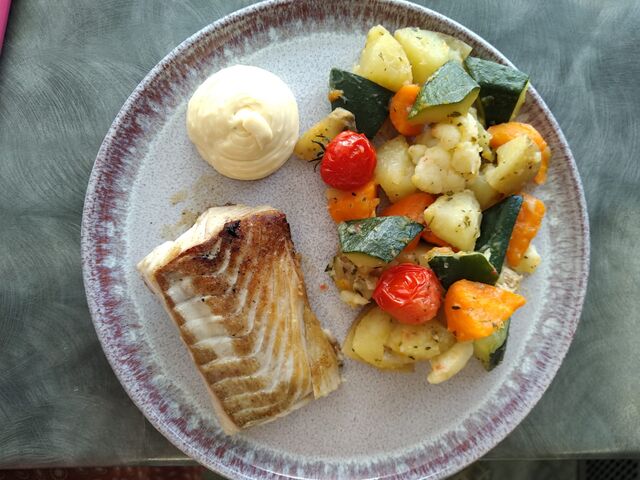 Aioli à la façon du chef (pavé de lieu noir avec ses légumes et sa sauce aioli)