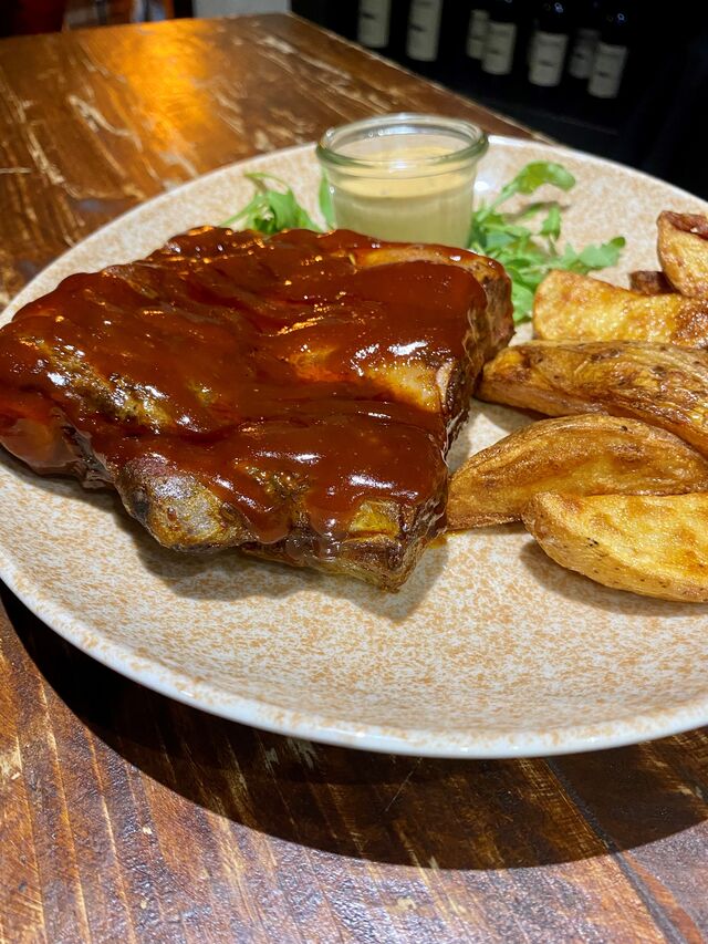 Secondi: Costine di Maiale in CBT, salsa BBQ e miele accompagnate da patate in tripla cottura e salse homemade