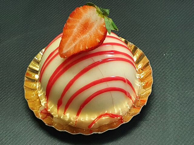 LE CALIN
- mousse fraise
- mousse vanille de Madagascar
- biscuit amande sans farine 